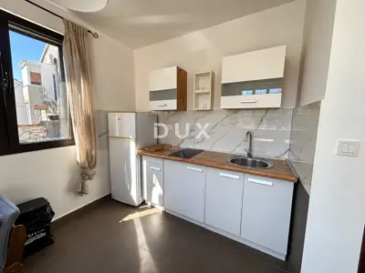 Haus 154 m², Šibenik - Zentrum, drei Wohnungen und Hof - 11