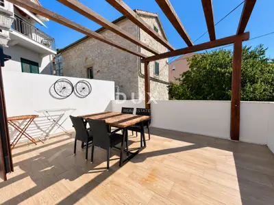 Haus 154 m², Šibenik - Zentrum, drei Wohnungen und Hof - 18