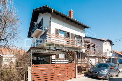 MIRNA ULICA, three separate residential units