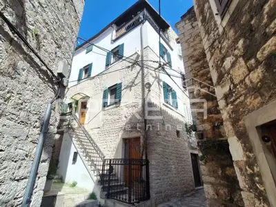 Renoviertes Haus mit 2 Wohnungen, Šibenik- Zentrum
