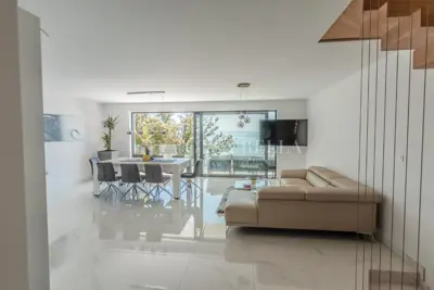 Vila-Penthouse u Pobrima, pogled na more i bazen - 14