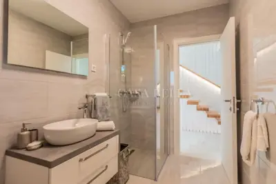 Vila-Penthouse u Pobrima, pogled na more i bazen - 7