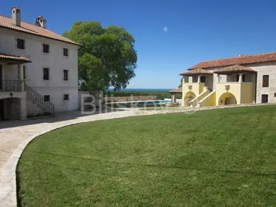 Vile 850 m², Višnjan - tradicija i elegancija - 10