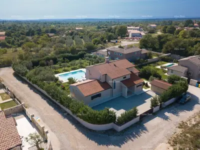 Haus 400 m², Svetvinčenat - Pool und großes Grundstück