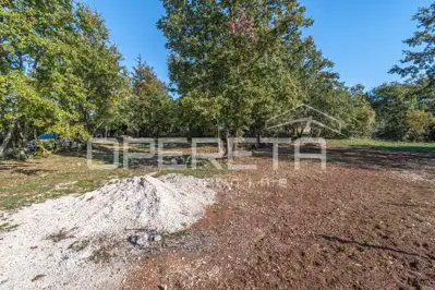 Građevinsko zemljište 1.105 m², Stari Pazin, mir i privatnost - 3