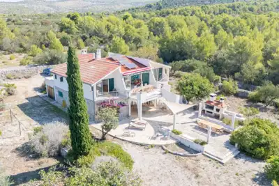 Kuća na osami s pogledom na more