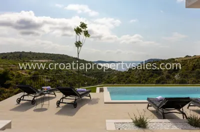 Villa in Rogoznica, ruhige Bucht und Meerblick
