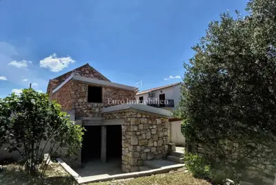 Kamena kuća s okućnicom, Betina - uz more i građevinska dozvola