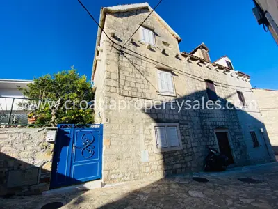 Kamena kuća, Otok Brač - centar mjesta, prilaz automobilom
