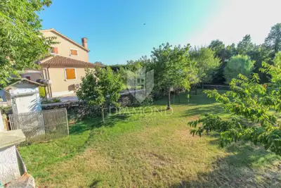 Baugrundstück 1.345 m², Svetvinčenat - an der Straße