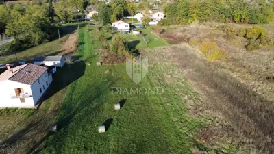 Building plot 2,941 m², Pićan - flat and by asphalt - 3