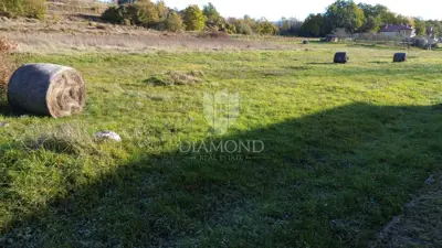 Building plot 2,941 m², Pićan - flat and by asphalt - 5