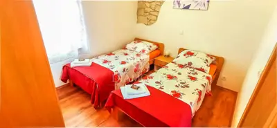 Ližnjan, Kuća s tri stana investicija u turizam - 13