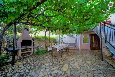 Ližnjan, Kuća s tri stana investicija u turizam - 6