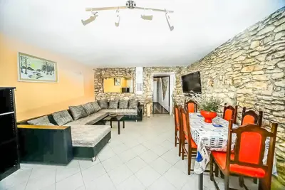 Ližnjan, Kuća s tri stana investicija u turizam - 4