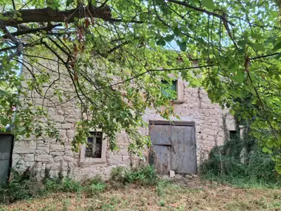- Rakalj, kamena kuća sa dvije konobe -
