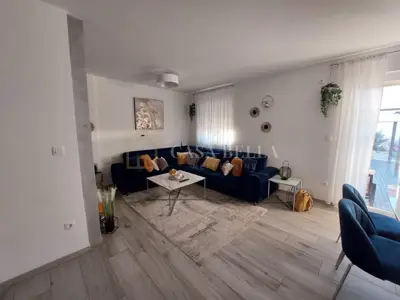 Viškovo – moderna dvoetažna kuća u nizu 3S+DB s okućnicom - 10