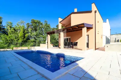 Haus 84 m², Poreč - Pool und überdachte Terrasse