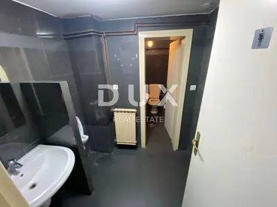 Haus 460 m², Jušići - 2 Wohnungen und 2 Gewerberäume - 16
