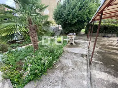 Haus 460 m², Jušići - 2 Wohnungen und 2 Gewerberäume - 10