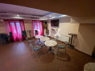 Haus 460 m², Jušići - 2 Wohnungen und 2 Gewerberäume - 17