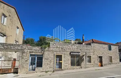 Mixed-use building, Benkovac, city center and yard