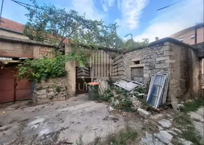 Zgrada mješovite uporabe, Benkovac, centar grada i okućnica - 9