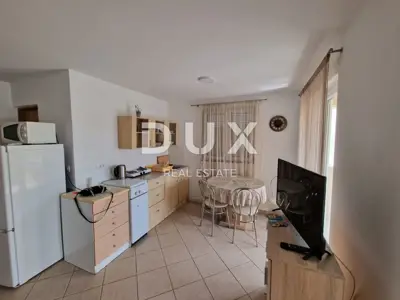 Apartment 40 m², Rovanjska - near the sea and parking space