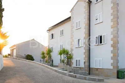 Hotel 624 m², Supetar na Braču, 100 m vom Meer entfernt