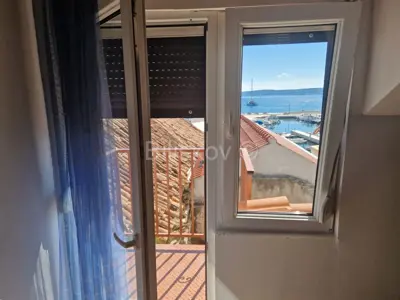K.Stari, centar, kamena kuća cca. 70 m², par koraka od mora