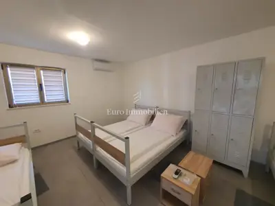 Kuća u Labinu, 3 stambene jedinice i garaža - 7