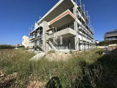 Wohnung 105 m², Novigrad - Hof 150 m² und Parkplatz