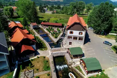 Hotel 1 673 m², Ličko Lešće, an der Gacka und in der Natur