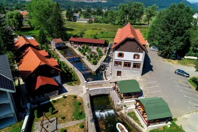 Hotel 1 673 m², Ličko Lešće, uz Gacku i prirodu