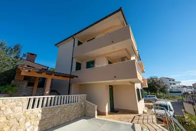 Opremljena apartmanska kuća s pogledom na more