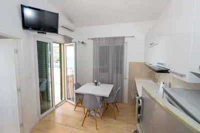 Opremljena apartmanska kuća s pogledom na more - 9