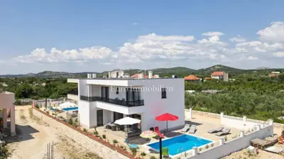 Dvoetažni stan u Šibeniku, bazen i pogled na more