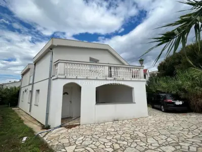 Kuća 290 m², Pag - centar, 6 spavaćih soba