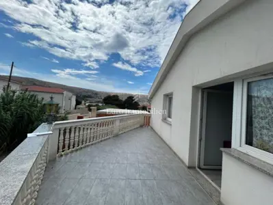 Kuća 290 m², Pag - centar, 6 spavaćih soba - 3