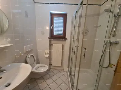 Prodaja velike stambene kuće, pogodne za investiciju, Medulin! - 9
