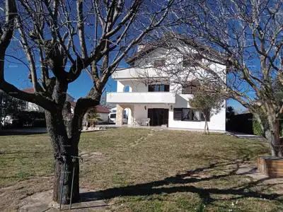 Prodaja velike stambene kuće, pogodne za investiciju, Medulin! - 3