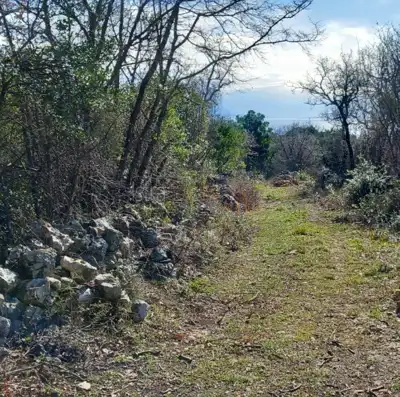 Poljoprivredno zemljište 2.600 m², Peruški - ograđeno suhozidom