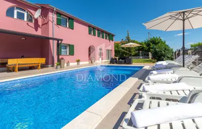 Kuća 243 m², Labin - bazen i ograđena okućnica