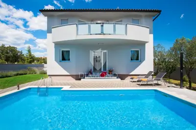 Kuća 200 m², Vodnjan okolica - bazen i privatnost