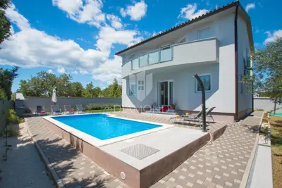 Kuća 200 m², Vodnjan okolica - bazen i privatnost - 3