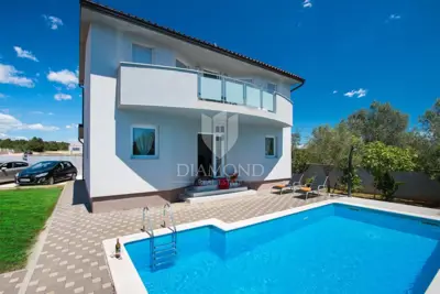 Kuća 200 m², Vodnjan okolica - bazen i privatnost - 2