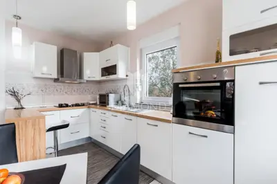 Kuća 200 m², Vodnjan okolica - bazen i privatnost - 7