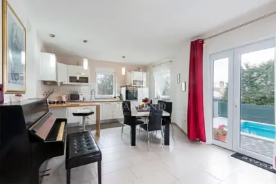 Kuća 200 m², Vodnjan okolica - bazen i privatnost - 8