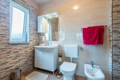 Kuća 200 m², Vodnjan okolica - bazen i privatnost - 12