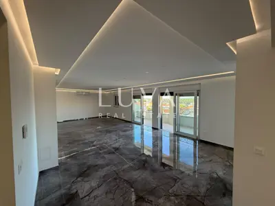 Stan 181,9 m², Makarska - 4 spavaće sobe i terasa